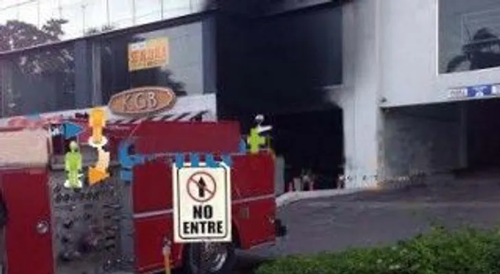 Fuego en plaza comercial causa pérdidas millonarias