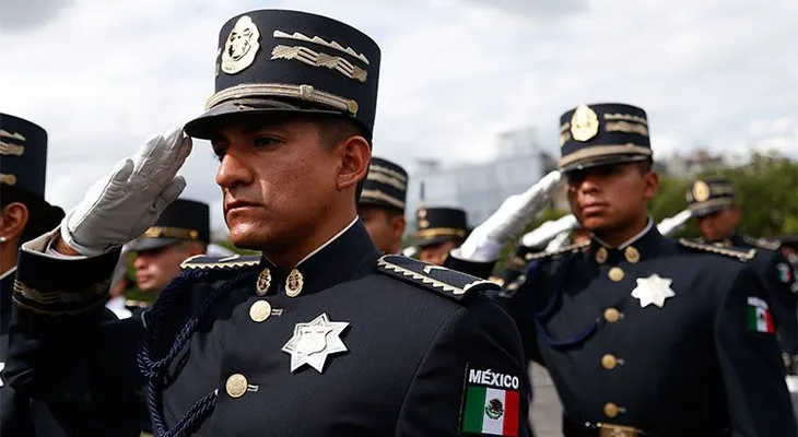 'Le Monde' arremete contra el "vergonzoso" desfile del Ejército mexicano en París