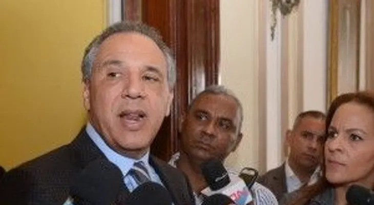 El Gobierno lanzó cascara de banano a Luis Abinader 