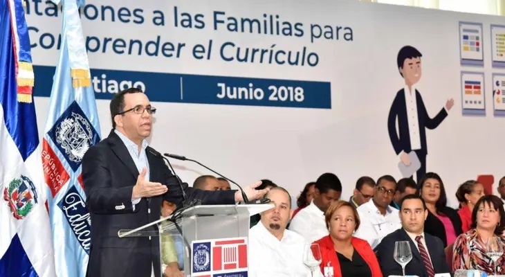 Ministro Andrés Navarro garantiza derechos de las familias a la información y participación en las escuelas