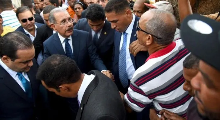 Danilo Medina visita zona afectada por incendio en Santiago