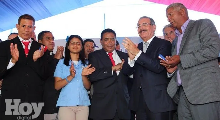 Gobierno inaugura seis escuelas tanda extendida