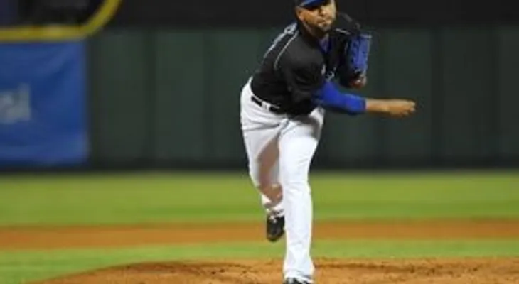 Valdez y Hernández conducen victoria de Tigres del Licey