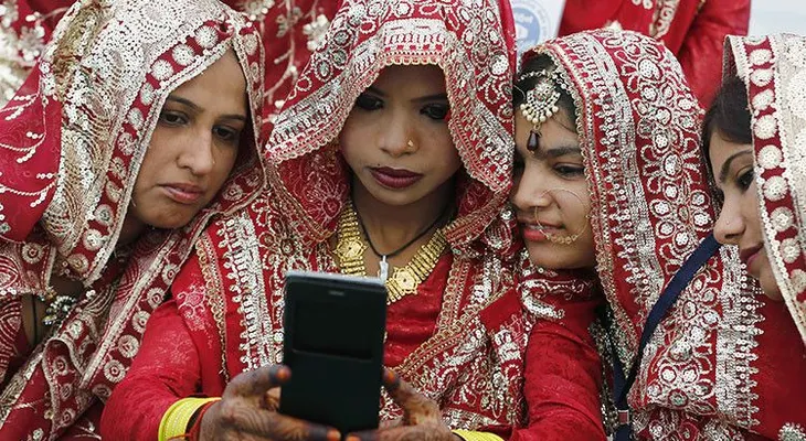 Una aldea india prohíbe a las mujeres solteras usar celulares