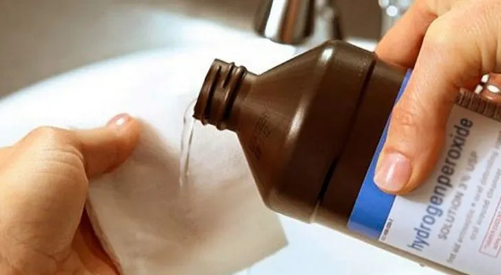 5 útiles usos agua oxigenada para utilizar en casa