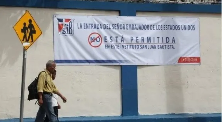 Continúa repudio contra embajador EE UU; colegio coloca letrero donde prohíbe su visita