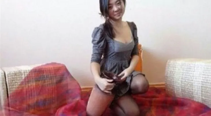 La imagen de una joven con "tres piernas" desconcierta a internautas