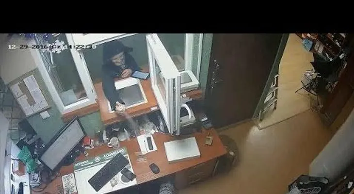 Robo poco ortodoxo: una mujer asalta una tienda de empeño con un espray