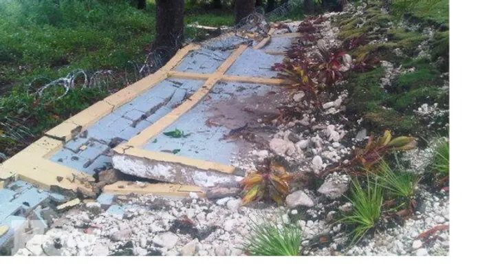 Lluvias derriban pared de liceo recién inaugurado en Barahona