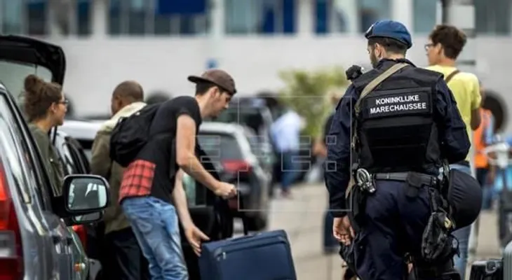 Refuerzan seguridad en aeropuerto de Ámsterdam por amenaza terrorista