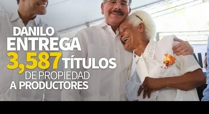 Presidente Medina entrega 3,587 títulos a agricultores en Guaraguao, provincia Duarte