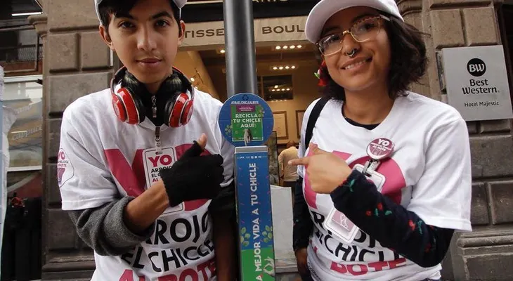 México lanza programa para reciclar el chicle, un problema en las aceras de la capital