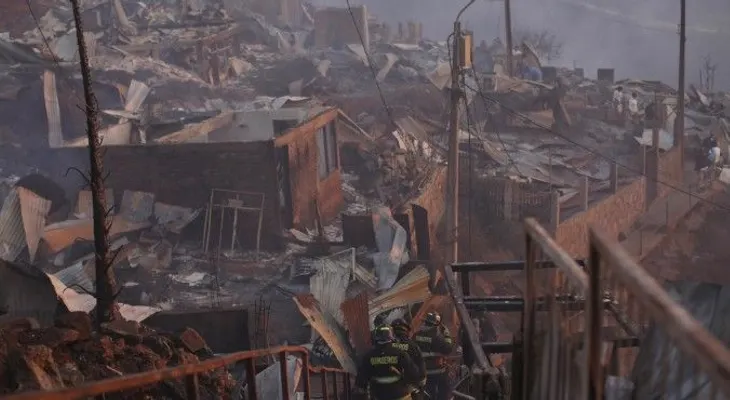 Suben a 222 las viviendas quemadas por incendio en ciudad Chilena Valparaíso