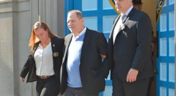 Harvey Weinstein, acusado por cargo de violación, planea declararse inocente