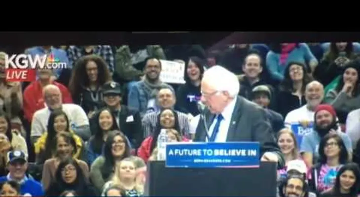 Un pajarito se roba el espectáculo en mitín de Sanders en Portland (VIDEO)