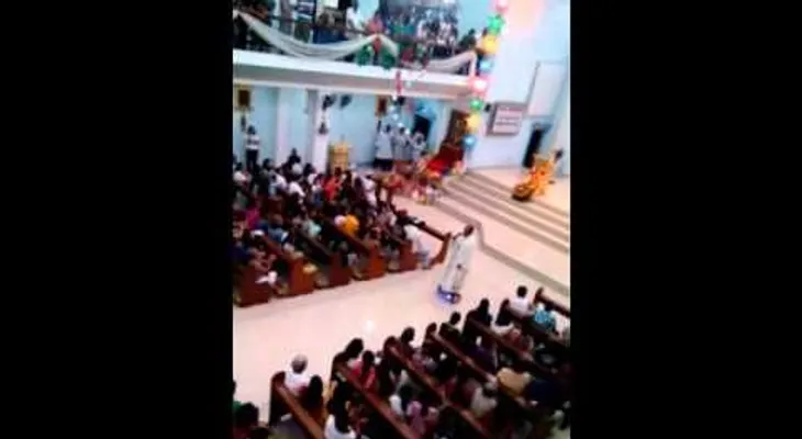 Sacerdote recibe una sanción por inusual forma de dar una misa (VIDEO)