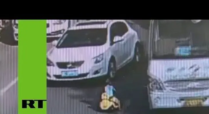 Un niño se lanza contra el tráfico en su auto de juguete