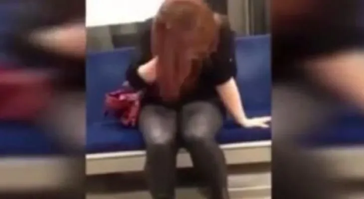 Video: Alegada "mujer poseída" ataca una persona en el metro