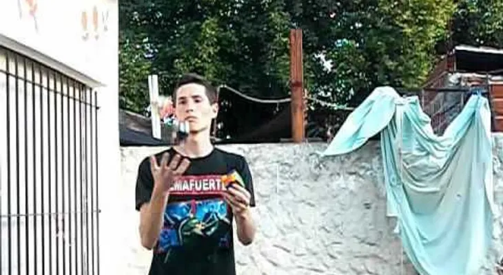 Haciendo malabares y armando 3 cubos rubik 