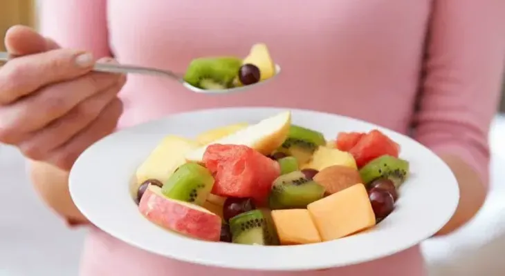 Beneficios de comer frutas todos los días: Reducen los riesgos de desarrollar cálculos renales y la pérdida osea
