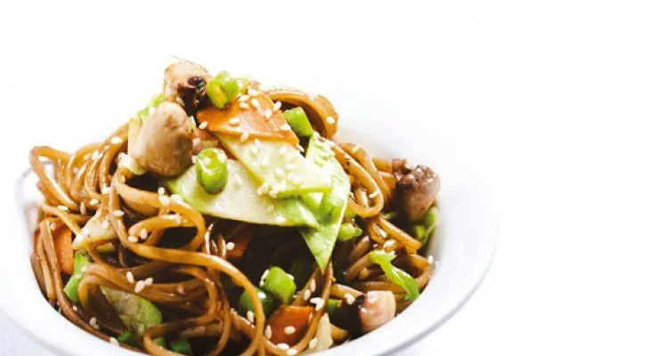 Fideos salteados con vegetales y soya