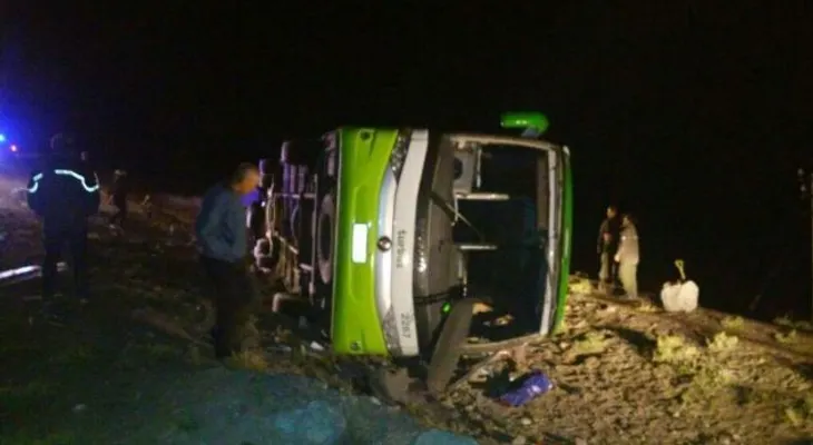 Autobús de pasajeros vuelca en Argentina y deja al menos 12 muertos