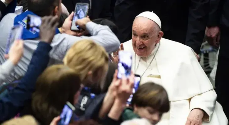 El papa recibe a refugiados y recuerda: "integrar forma parte de salvación"