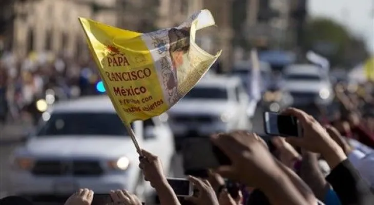 Papa Francisco llega en helicóptero a Ecatepec en México