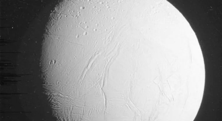 NASA revela fotos cercanas de luna de Saturno