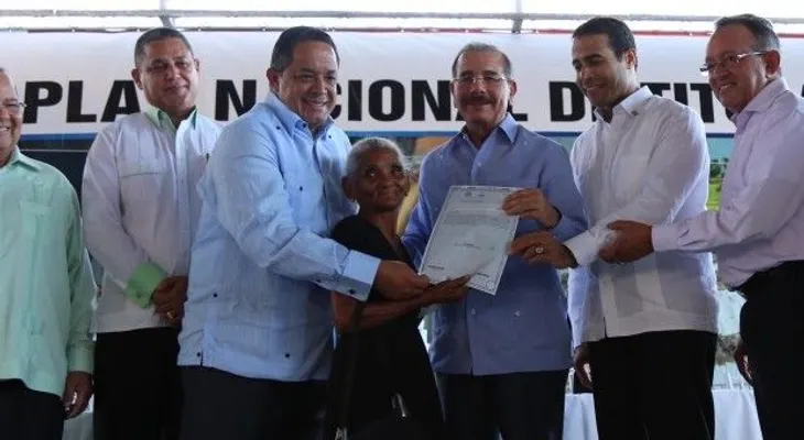 Danilo entrega de 3,523 certificados de propiedad a parceleros de María Trinidad Sánchez