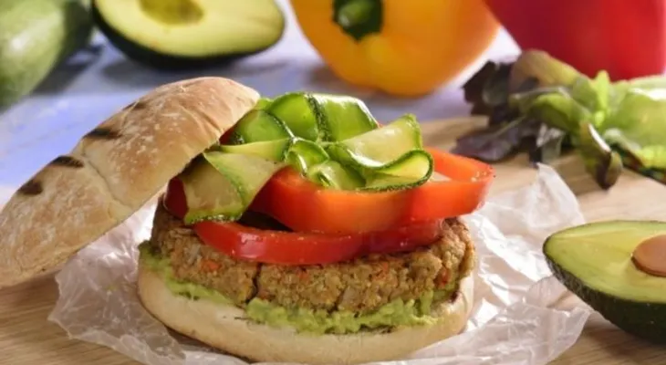 Hamburguesa de quínoa con verduras