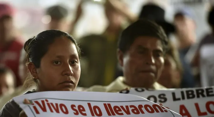 Padres de los 43 normalistas, insatisfechos y molestos tras reunión con Peña Nieto