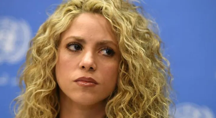 Shakira tiene hemorragia en las cuerdas vocales; pospone su gira para el 2018