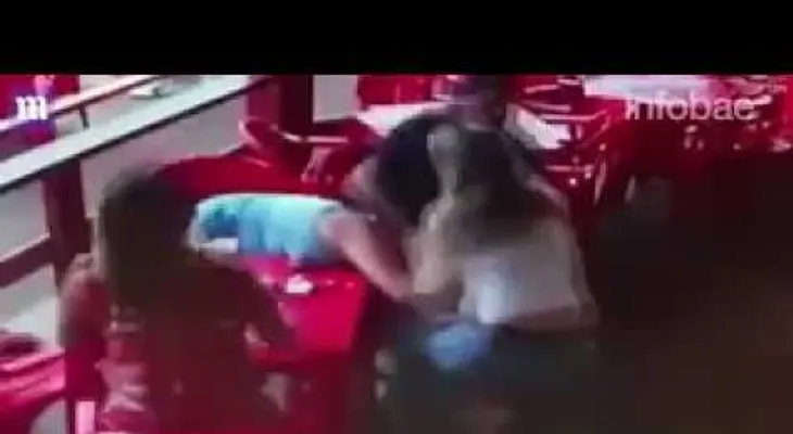 Encontró a su novio con otra mujer y les dio una brutal paliza en plena calle