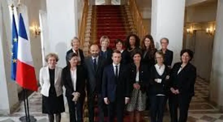 Macron revela su gabinete y la mitad son mujeres