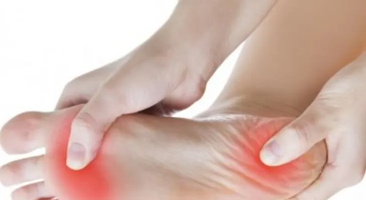 ¿Sientes dolor en el talón? Trata la fascitis plantar practicando estos ejercicios