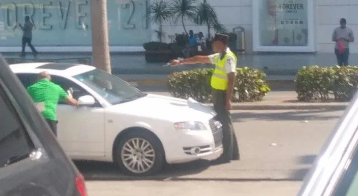 Un agente de AMET apunta con su pistola a una persona y ciudadanos demandan explicación 