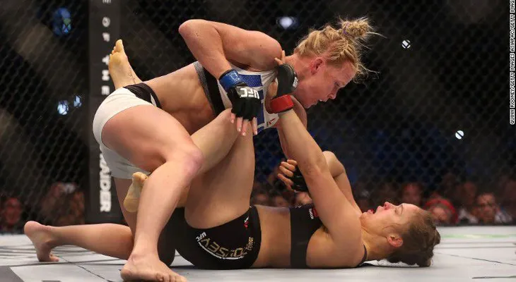 La reina del combate ha caído: Ronda Rousey fue noqueada