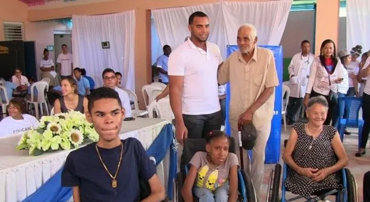 Nelson Cruz dona sillas de ruedas y andadores a personas de escasos recursos