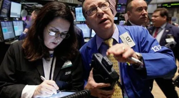 Wall Street cierra a la baja en última jornada de 2015
