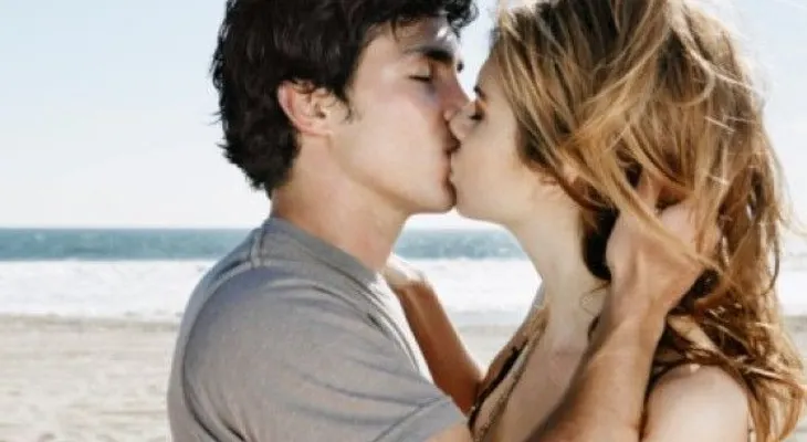 Detrás de un beso, hay más que placer y músculos...