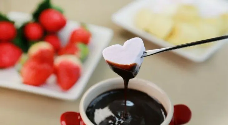 Espectacular fondue de chocolate con malvaviscos
