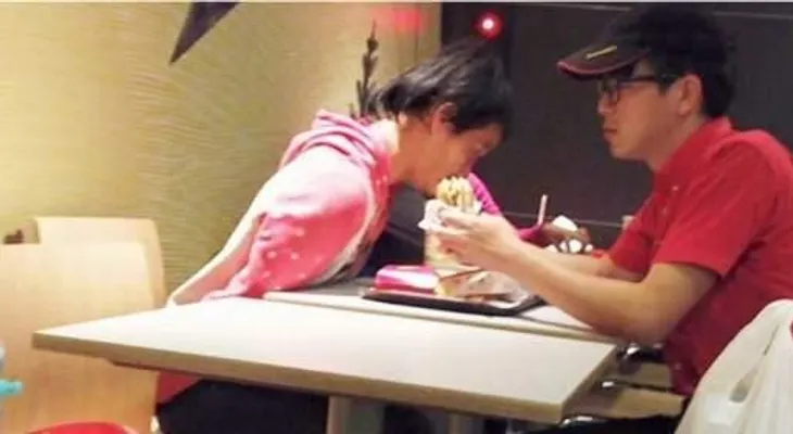 Empleado de McDonald's dando de comer a discapacitado es viral