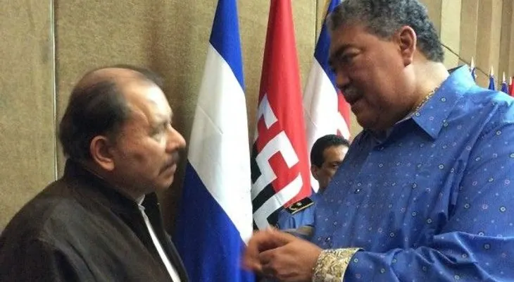Miguel Mejía explica al presidente de Nicaragua en Plan de Regularización