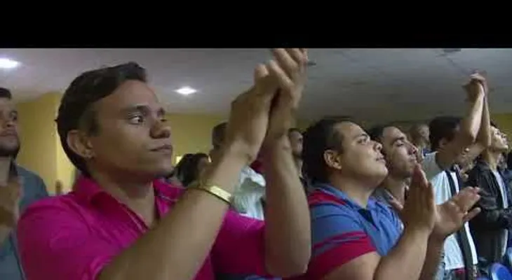 Un hombre prueba todo tipo de cura para quitarse la homosexualidad; fue aceptado en una Iglesia