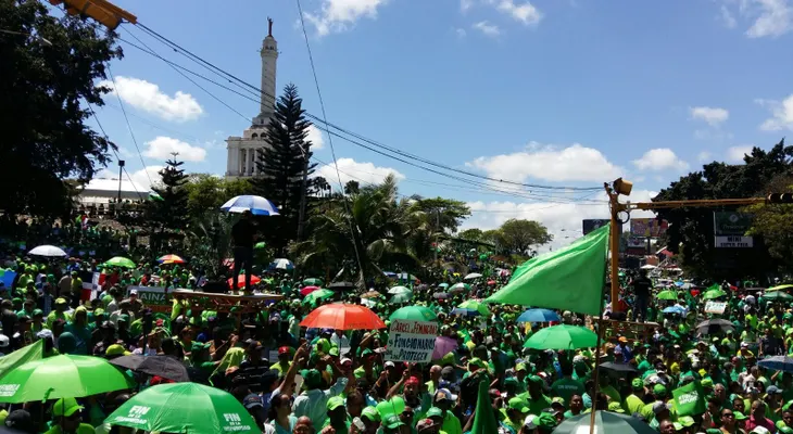 Políticos y reconocidos periodistas piden fin contra la impunidad y la corrupción en marcha verde en Santiago