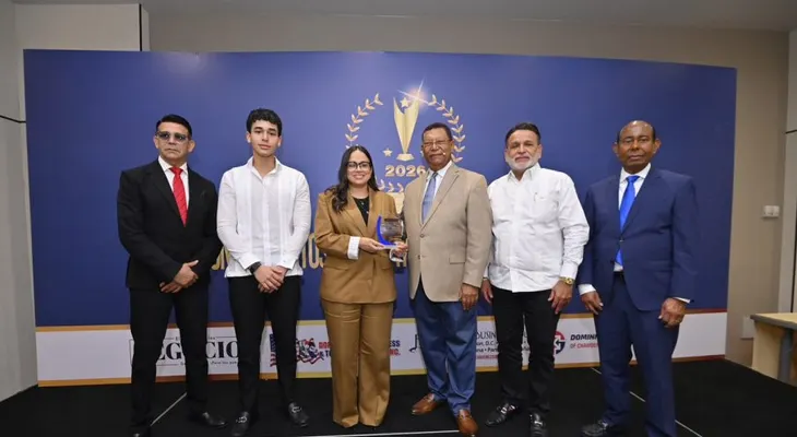 Restaurante Amigos recibe reconocimiento por su trayectoria y sus 40 años en la gastronomía dominicana