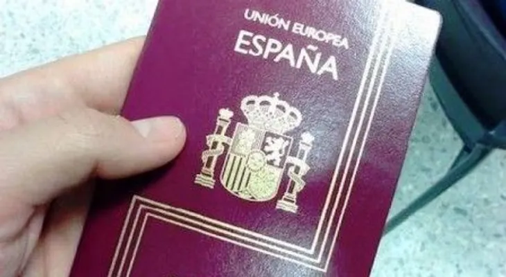 España desarticula banda vendía pasaportes falsos