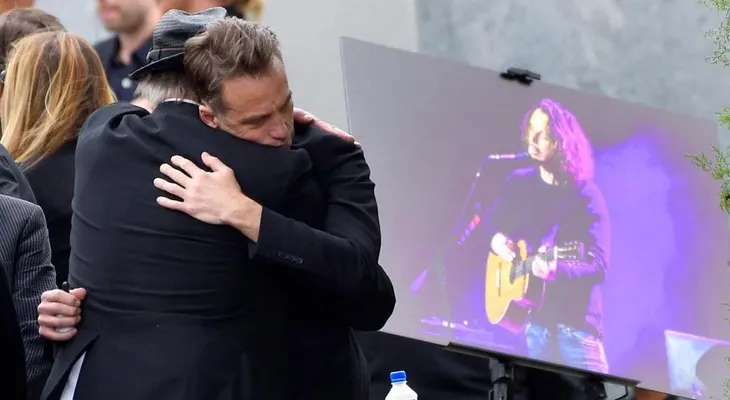 Celebridades dieron el último adiós a Chris Cornell en un emotivo funeral
