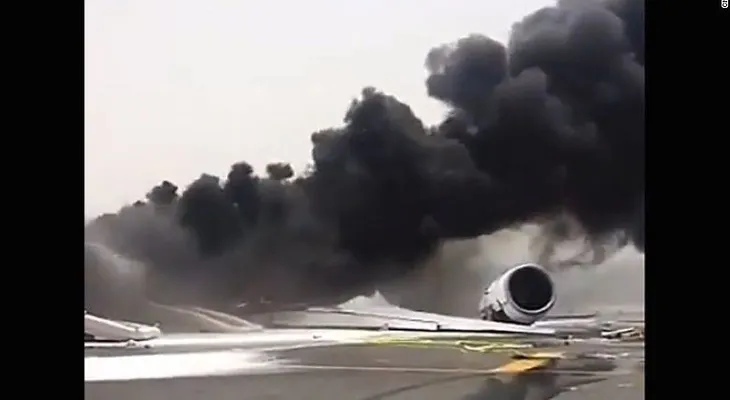 Muere un bombero en el incendio de un avión en Dubai
